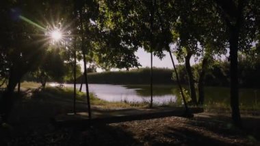    Göl kıyısında sallan