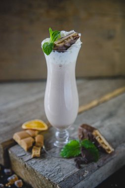 Buzlu, naneli, meyveli, fındıklı ve çikolatalı milkshake. 