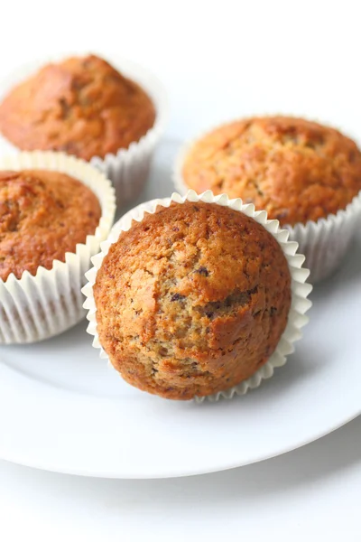 Muffins de viruta de chocolate sobre fondo blanco — Foto de Stock