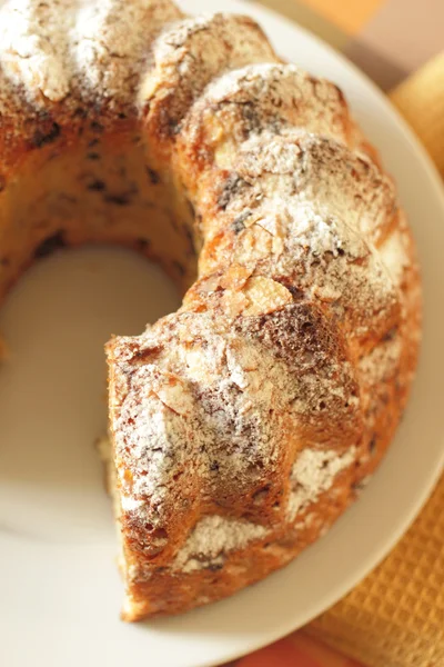 Gugelhupf mit Puderzucker gebacken Stockbild