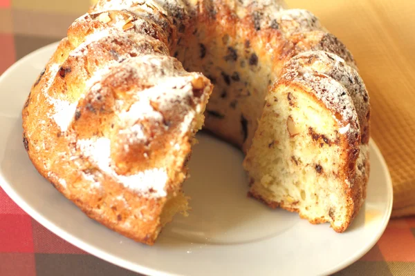 Gugelhupf mit Puderzucker gebacken Stockfoto