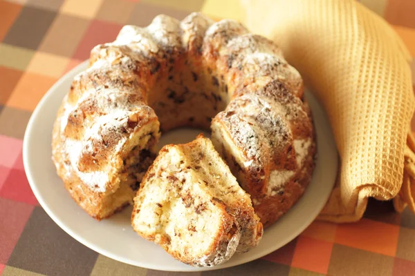 Gugelhupf mit Puderzucker gebacken lizenzfreie Stockfotos