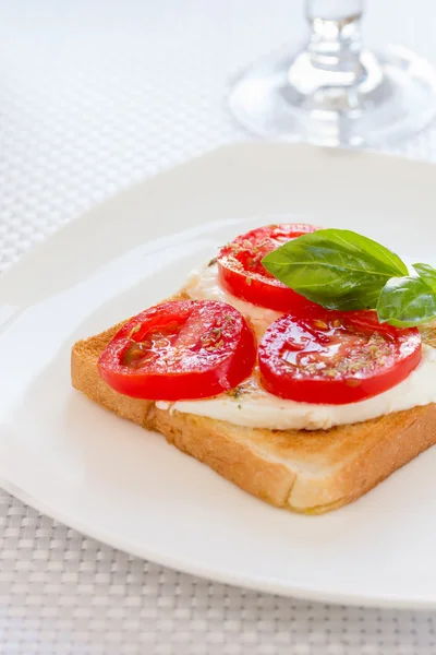 Pão com tomates mussarela e manjericão — Fotografia de Stock