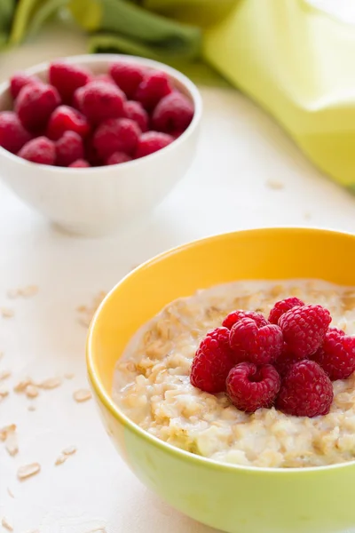 Oatmeal porridge with fresh raspberry — Stock Photo, Image