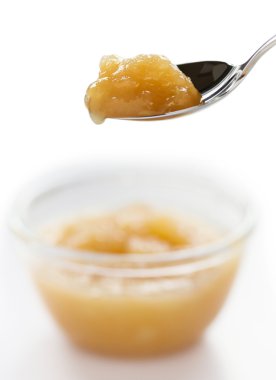 Beyaz arka plan üzerinde izole kaşık üzerinde elma reçeli