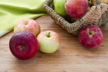 Elmalar ahşap masada.