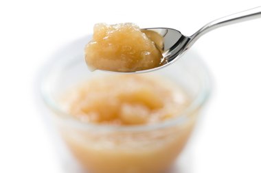 Beyaz arka plan üzerinde izole kaşık üzerinde elma reçeli