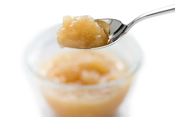 Beyaz arka plan üzerinde izole kaşık üzerinde elma reçeli