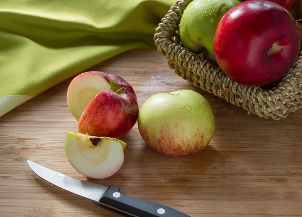 Apples on wooden table — Stock Photo, Image