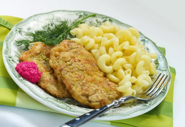 plaka üzerinde dirsek makarna ile domuz eti