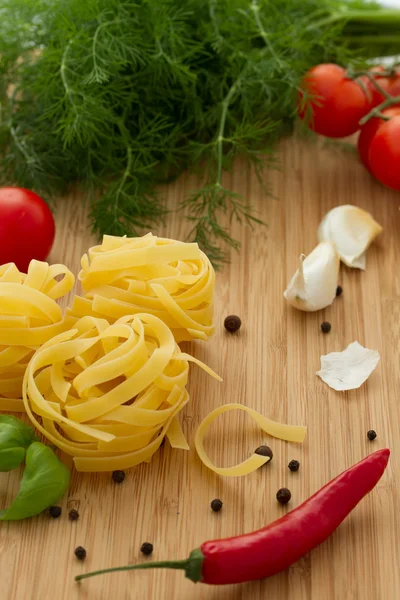 Ninho de fettuccine de macarrão italiano, Ingredientes para cozinha italiana — Fotografia de Stock