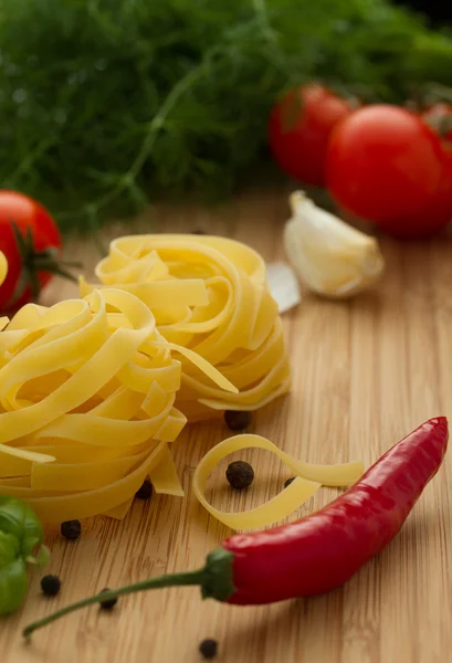 İtalyan makarna fettuccine iç içe, İtalyan yemek pişirmek için malzemeler — Stok fotoğraf