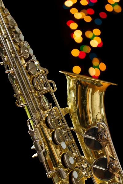 Vintage saxofoon op zwarte achtergrond. — Stockfoto