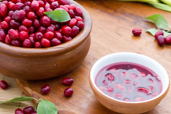 Engarrafamento com frutos de cornel — Fotografia de Stock