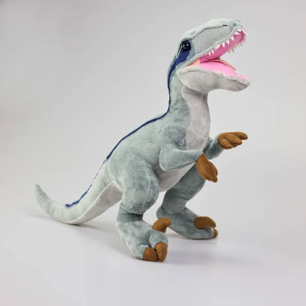 Dolgun dinozor oyuncağı beyazda izole edilmiş.