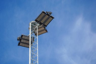 Arka planda ağaçlar olan LED sokak lambası direği ayrıntıları