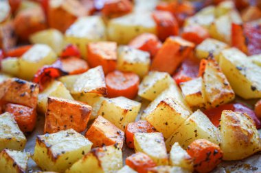Kızarmış havuç ve patates. Görüntüyü kapat.