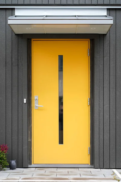 Žluté dřevěné moderní vstupní dveře se střechou Stock Snímky