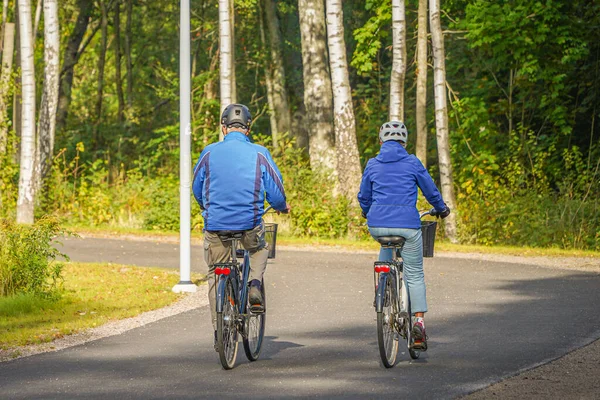 Nyugdíjas, felismerhetetlen pár biciklizés ősszel — Stock Fotó