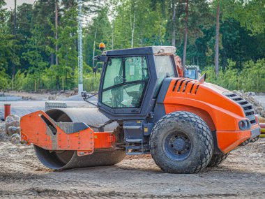 Yol yapımı. Büyük yuvarlanan makineler uzak bir şehre giden yolu açıyor.