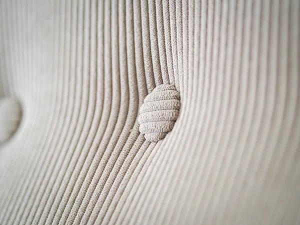 Patrón textil de terciopelo beige claro con botones. Cubierta de sofá de muebles. — Foto de Stock