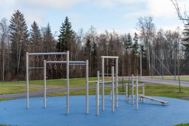 Parktaki çocuk parkında jimnastik yüzükleri