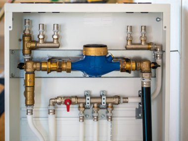 Merkezi ısıtma dağıtımcısının görüntüsü. Sıcak zemin ısıtma pompası ve borular