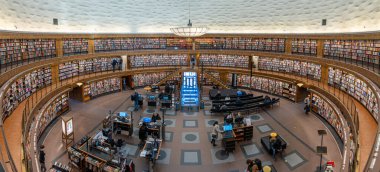 Stockholm, İsveç, 18 Ocak 2022: Stockholm 'deki ünlü halk kütüphanesi stadsbiblioteket, mimar Gunnar Asplund raflarda birçok kitapla.
