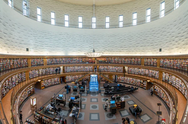 스웨덴 스톡홀름, 2022 년 1 월 18 일 : Interiour of the famous public library stadsbiblioteket in Stockholm, architect Gunnar Asplund with many books on the shelfs. — 스톡 사진