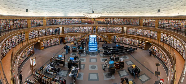 Stoccolma, Svezia, 18 gennaio 2022: Interno della famosa biblioteca pubblica stadsbiblioteket a Stoccolma, architetto Gunnar Asplund con molti libri sugli scaffali. — Foto Stock
