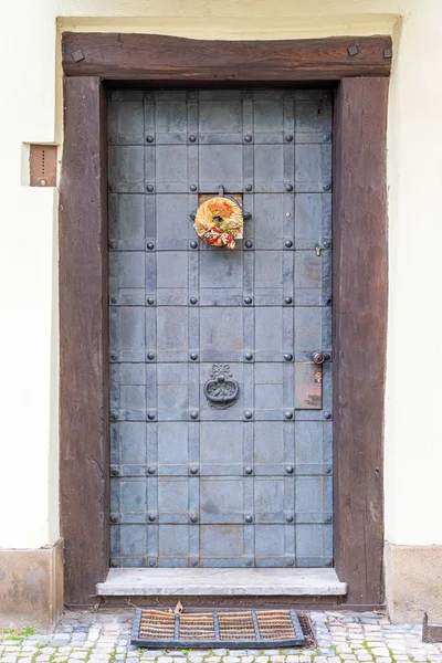 Old metal door with vintage handle and decorations — Stock Photo, Image