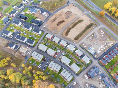 Yazın evlerin havadan görünüşü. İskandinav mahallesi, banliyö.