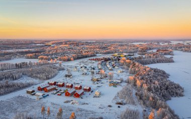Kışın evlerin havadan görünüşü. İskandinav mahallesi, banliyö.
