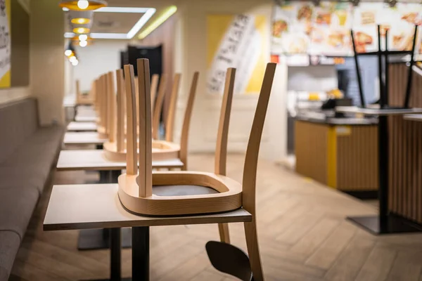 Losed restaurang med stolar på bord på grund av nedstängning eller avstängning. — Stockfoto