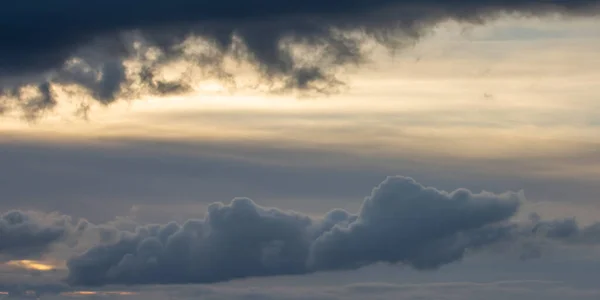 Dramatisk mörk himmel med strålar och vita moln vid solnedgången — Stockfoto