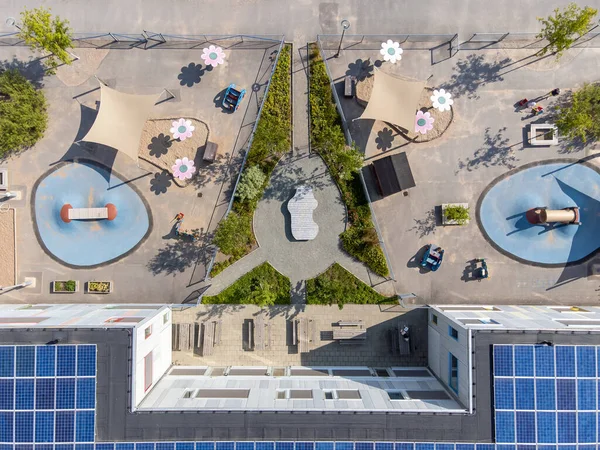 Drone foto de um grande edifício com painéis solares foram instalados no telhado para a energia verde. Fotos De Bancos De Imagens Sem Royalties