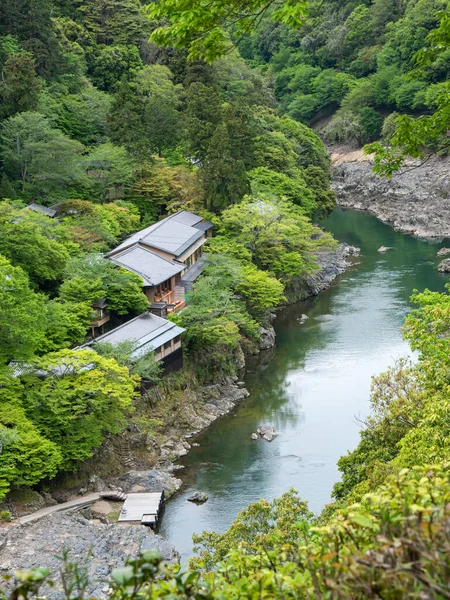 Traditionelle Holzhäuser im japanischen Stil in den Bergen mit Flusszugang und Boot — Stockfoto