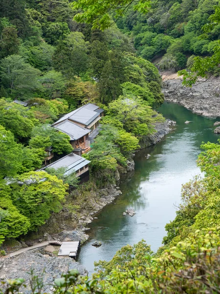 Casas de madeira de estilo japonês tradicional nas montanhas com acesso ao rio e barco — Fotografia de Stock