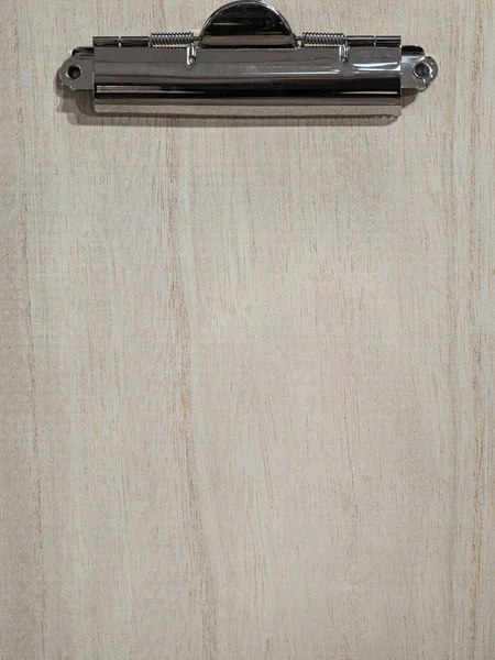 Clipboard de madeira com suporte de metal imagem isolada sem fundo — Fotografia de Stock