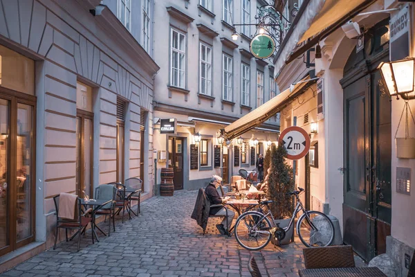 Viena, Austria - Julio de 2020: Café en la calle en el centro de Viena con el viejo bebiendo café — Foto de Stock