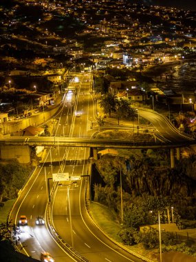 Lizbon, Portekiz 'de geceleri üst kattan kavşak ve köprü genel görünümü