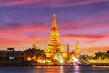 Wat Arun ve Chao Phraya Nehri güzel günbatımı arkaplanlı, Bangkok, Tayland