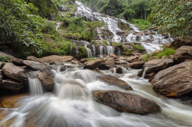 Mae Ya Şelalesi, Doi Inthanon Ulusal Parkı 'ndaki güzel şelale, Chiang Mai, Tayland