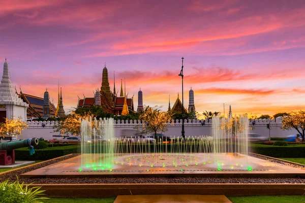 Brunnenshow Wat Phra Kaew Tempel Wunderschönen Sonnenuntergangshimmel Bangkok Thailand — Stockfoto