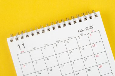 Kasım ayı, Takvim masası 2022 düzenleyicinin sarı arka planda planlama ve hatırlatma yapması için.