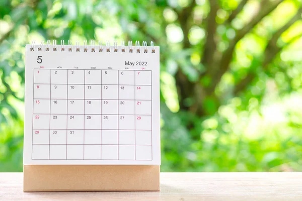 Mayıs ayında, Takvim masası 2022 yeşil doğalı ahşap masa üzerinde planlama ve hatırlatma için.