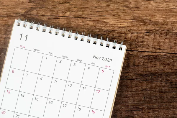 トップビューカレンダーデスク2022年 木製のテーブルの背景に11月のカレンダー計画 事業計画選任会議の概念 — ストック写真