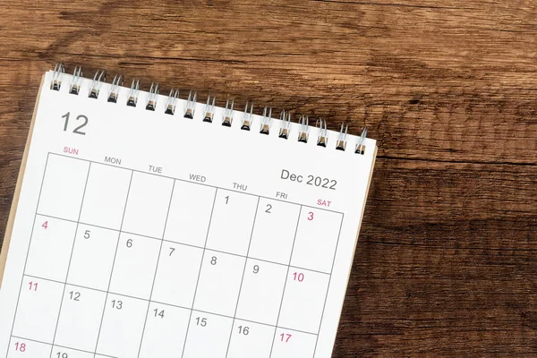 Üst görünüm takvim masası 2022, Takvim planlama Aralık ayında ahşap masa arkaplanı. İş planlama randevusu konsepti