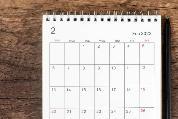 トップビューカレンダーデスク2022 2月のカレンダー計画と木製のテーブルの背景に鉛筆 事業計画選任会議の概念 — ストック写真