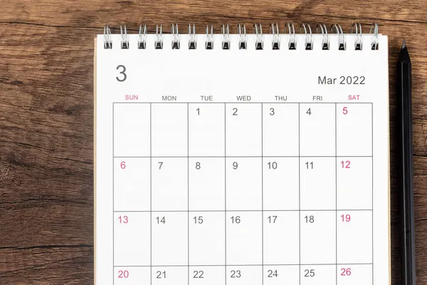 トップビューカレンダーデスク2022 3月のカレンダー計画と木製のテーブルの背景に鉛筆 事業計画選任会議の概念 — ストック写真